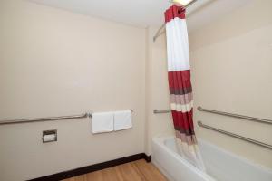 baño con cortina de ducha roja y blanca en Red Roof Inn Mt Laurel, en Mount Laurel