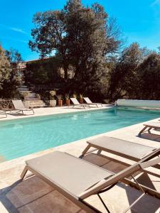 Bazén v ubytování Hôtel La Bastide de Vaison nebo v jeho okolí + 28 fotografií