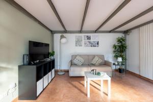 una sala de estar con un sofá y una mesa en Four Shades of Pisa Apartments, en Pisa