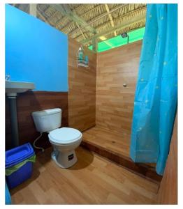 uma casa de banho com um WC, um lavatório e um chuveiro em Amazon tucuxi em Mazán