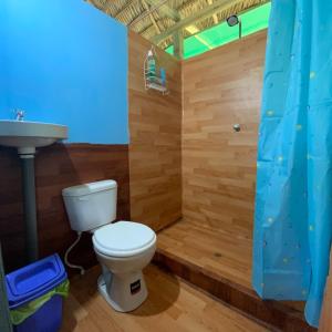 ein Bad mit einem WC und einem Waschbecken in der Unterkunft Amazon tucuxi in Mazán