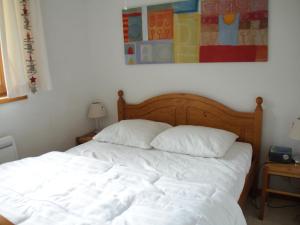 シャテルにあるAppartement Châtel, 2 pièces, 5 personnes - FR-1-200-260の白いベッド(枕2つ付)と壁画