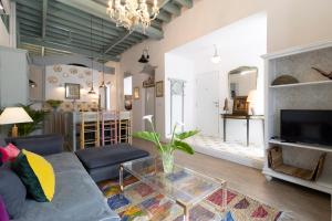a living room with a couch and a glass table at 3 Apartamentos Independientes en Casa Palacio in San Fernando