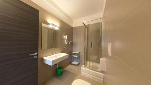 un bagno con lavandino e doccia di San Cataldo Hotel a Faggiano Altre 26 foto