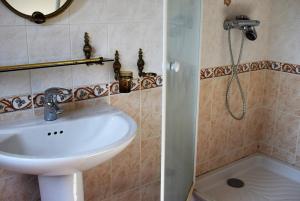 a bathroom with a sink and a shower at Grande Maison VUE SUR MER 9 pers à Trébeurden - Réf 682 in Trébeurden +18 photos