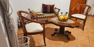 索倫托的住宿－Anthea Sorrento，客厅配有桌椅和沙发