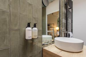 ein Badezimmer mit einer weißen Badewanne und einem Waschbecken in der Unterkunft Badhuis Hotel in Utrecht