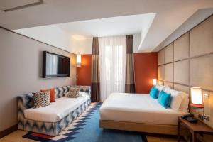 Giường trong phòng chung tại The Independent Hotel