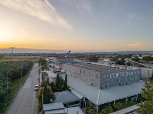 una vista aerea di un edificio con il tramonto sullo sfondo di San Cataldo Hotel a Faggiano