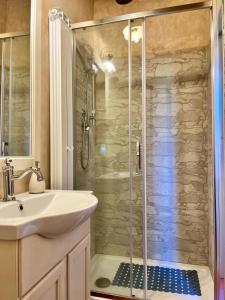 een badkamer met een douche en een wastafel bij Casale Collecchio Siena in Siena