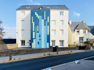 un edificio con un dipinto sul lato di Bel appartement 3 étoiles WIFI Netflix à 200m plage, au centre de TREGASTEL - Ref 702 a Trégastel