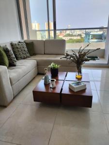 - un salon avec un canapé et une table basse dans l'établissement Apto La Plazuela, à Barranquilla