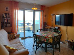 salon ze stołem i kanapą w obiekcie Appartement VUE MER EXCEPTIONNELLE plage du Coz-Pors à TREGASTEL - Ref 721 w mieście Trégastel