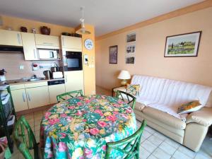 salon ze stołem i kanapą w obiekcie Appartement VUE MER EXCEPTIONNELLE plage du Coz-Pors à TREGASTEL - Ref 721 w mieście Trégastel +6 zdjęć