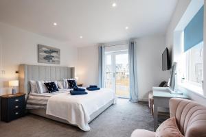 Un dormitorio con una cama grande y una ventana en The Bay en Sandown