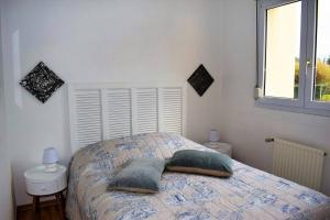 ein Schlafzimmer mit einem Bett mit zwei Kissen darauf in der Unterkunft Appartement VUE MER EXCEPTIONNELLE avec WIFI à TREGASTEL - Réf 729 in Trégastel