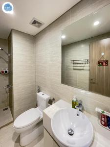 une salle de bain avec des toilettes blanches et un lavabo dans l'établissement It Dust Homestay 5 - The Sunny Apartment, à Gia Lâm Pho 12 autres photos