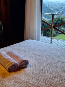 uma cama com uma toalha com uma janela em Cabana Deck 2 em Orleans