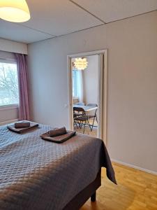 - une chambre avec un lit et 2 serviettes dans l'établissement Mesikämmen - Free parking & WiFi - Next to the forest, à Jyväskylä