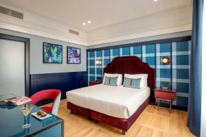 Giường trong phòng chung tại The Independent Hotel