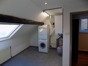 a laundry room with a washer and a washing machine at Vakantiewoning Hartje Maaseik in Maaseik