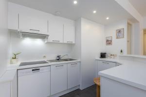 O bucătărie sau chicinetă la Miramar - garage available