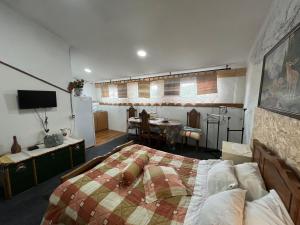 um quarto com uma cama e uma mesa em Casa da Avó Maria, Largo de Santo António, n 97395AL em Freixo de Espada à Cinta