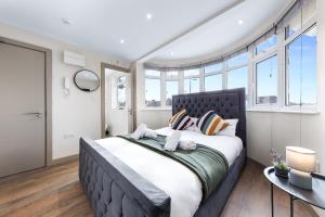 Ein Bett oder Betten in einem Zimmer der Unterkunft Serviced Modern Studio in Harrow HA3 London - 4