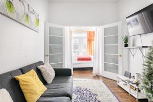 sala de estar con sofá y dormitorio en Luxueux condo au cœur de Québec!, en Quebec