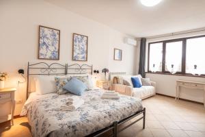 1 dormitorio con 1 cama grande y 1 sofá en La Pineta Assisi, en Asís