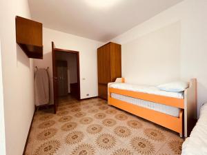 um pequeno quarto com 2 camas e um closet em Ranco Lake Sunshine Apartment em Ranco