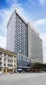 een groot gebouw voor een gebouw bij Liberty Central Saigon Riverside Hotel in Ho Chi Minh-stad