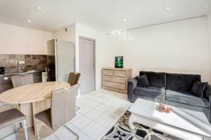 salon z kanapą i stołem w obiekcie Bel appartement avec WIFI et terrasse à PERROS-GUIREC - Réf 815 w mieście Perros-Guirec