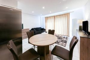 kuchnia i jadalnia ze stołem i krzesłami w obiekcie Bel appartement avec WIFI et terrasse à PERROS-GUIREC - Réf 815 w mieście Perros-Guirec +9 zdjęć