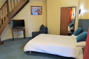 Televízia a/alebo spoločenská miestnosť v ubytovaní Appartement 6 pers avec WIFI, vue sur mer et le port à PERROS-GUIREC - Réf 821