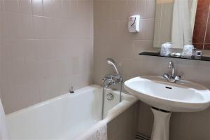 Kúpeľňa v ubytovaní Appartement 6 pers avec WIFI, vue sur mer et le port à PERROS-GUIREC - Réf 821 + 4 fotografie