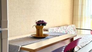 einen Tisch mit einer Blumenvase drauf in der Unterkunft SE068 - Senigallia, bilocale sul mare al residence Piramidi in Scapezzano