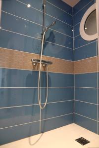 ペロス・ギレックにあるBel appartement rénové VUE PANORAMIQUE SUR MER à PERROS-GUIREC - ref 822のバスルーム(青いタイル張りのシャワー付)