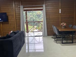 ドミンゴス・マルチンスにあるChalé Essência do Valeの机の上に寝台を置く者