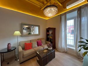 a living room with a couch and a table at 3 Apartamentos Independientes en Casa Palacio in San Fernando