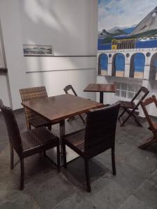 リオデジャネイロにあるArcos Da Lapa Hostelの木製テーブルと椅子