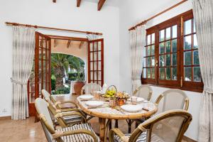 - une salle à manger avec une table et des chaises dans l'établissement Villa Cas Sucrer by Villa Plus, à Binibeca