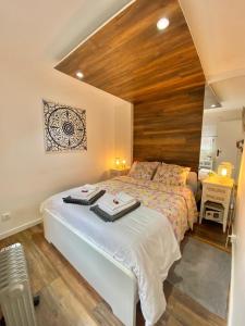 Schlafzimmer mit einem großen Bett mit einem Kopfteil aus Holz in der Unterkunft Flat Graça 48 in Lissabon