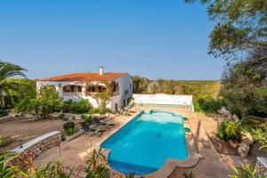 una casa con una piscina di fronte di Villa Cas Sucrer by Villa Plus a Binibeca
