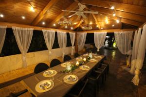 comedor con mesa larga y ventilador de techo en villa costa blanca, privada para 12 personas y cerca playa Muchavista, en San Juan de Alicante