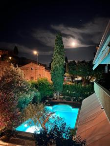 ein kleiner Pool in einem Garten in der Nacht in der Unterkunft Villamena in Spello