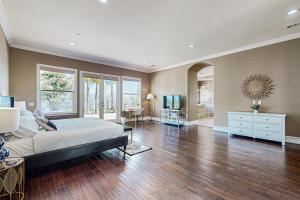 a large bedroom with a bed and a living room at Alta Vista Villa in Vista
