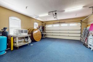 eine Garage mit einem großen Fass in einem Zimmer in der Unterkunft Alta Vista Villa in Vista
