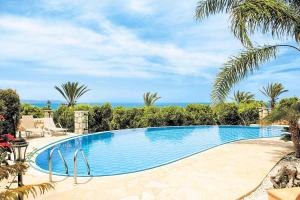 uma piscina com vista para o oceano em Villa Stavroulla em Argaka