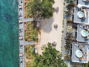 una vista aerea di un resort vicino all'acqua di Rimtalay Resort Koh Larn a Ko Larn